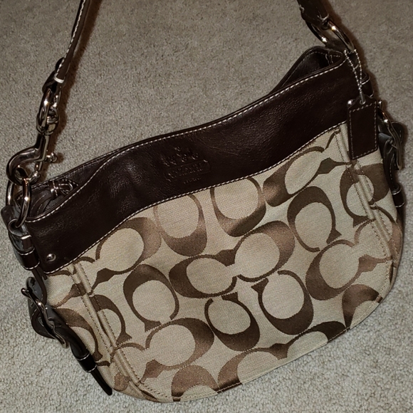 LIKE NEW Coach shoulder bag - Picture 4 of 7